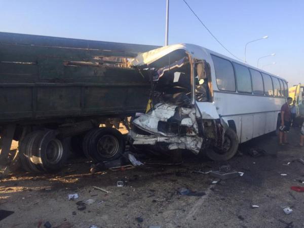 Легковушка протаранила автобус на Кубани, погибли 4 человека
